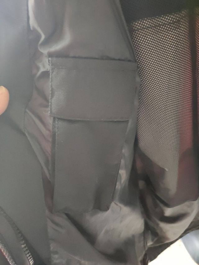 Abrigo Anorak, de la marca Iturri en rojo y negro