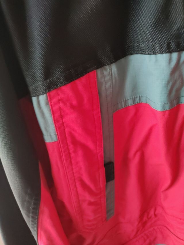 Abrigo Anorak, de la marca Iturri en rojo y negro