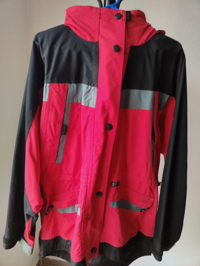 Abrigo Anorak, de la marca Iturri en rojo y negro