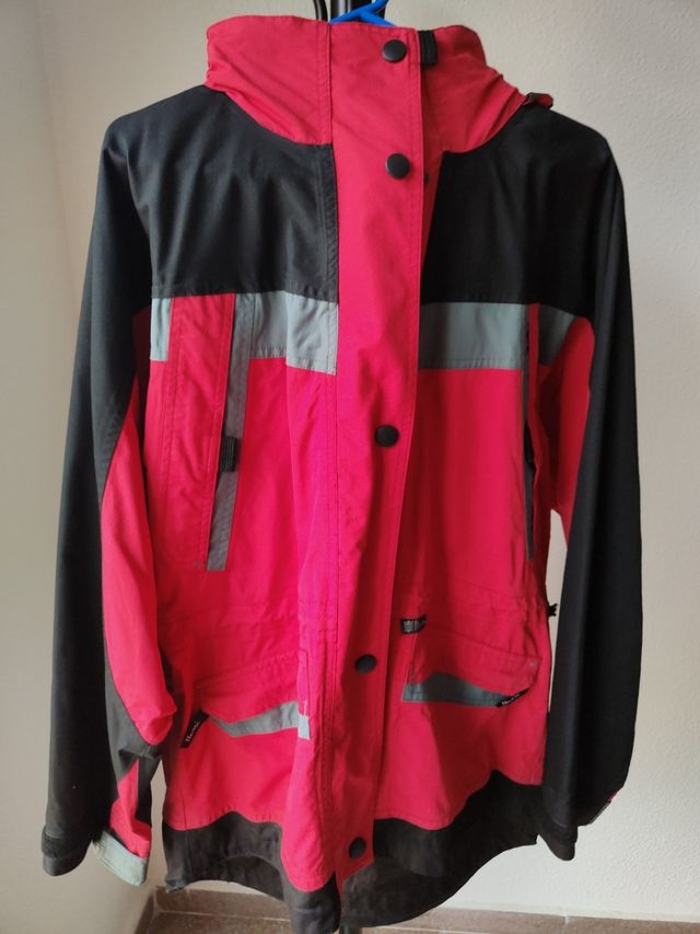 Abrigo Anorak, de la marca Iturri en rojo y negro