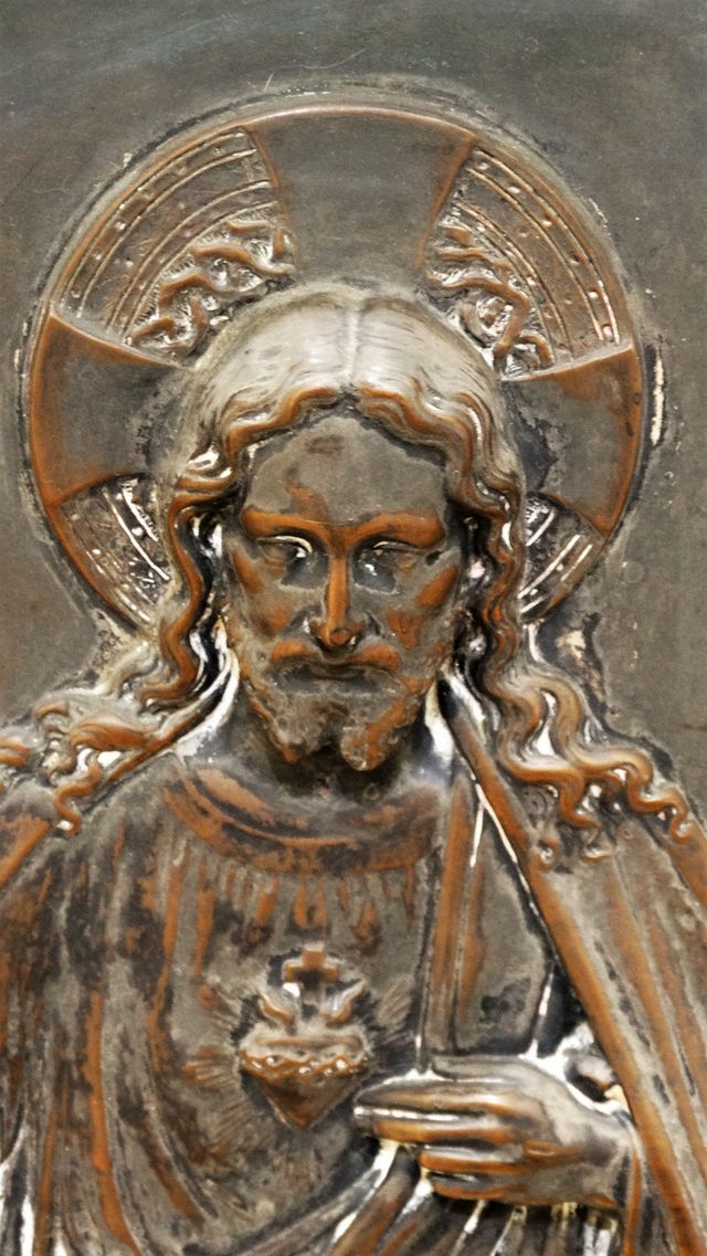 Antiguo cuadro con lámina de metal en relieve