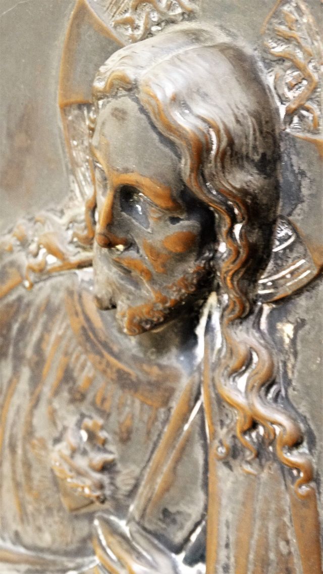 Antiguo cuadro con lámina de metal en relieve