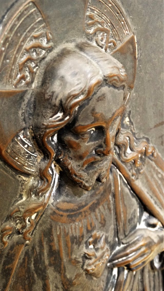 Antiguo cuadro con lámina de metal en relieve