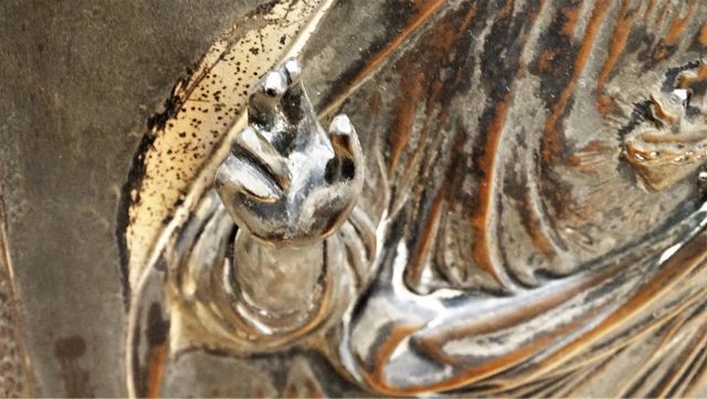 Antiguo cuadro con lámina de metal en relieve