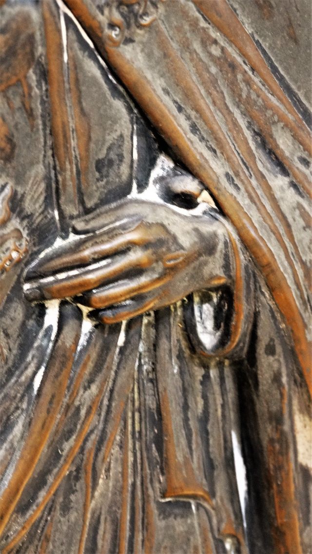 Antiguo cuadro con lámina de metal en relieve