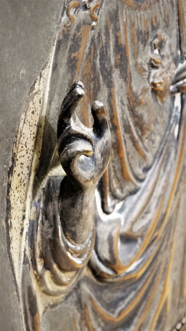 Antiguo cuadro con lámina de metal en relieve