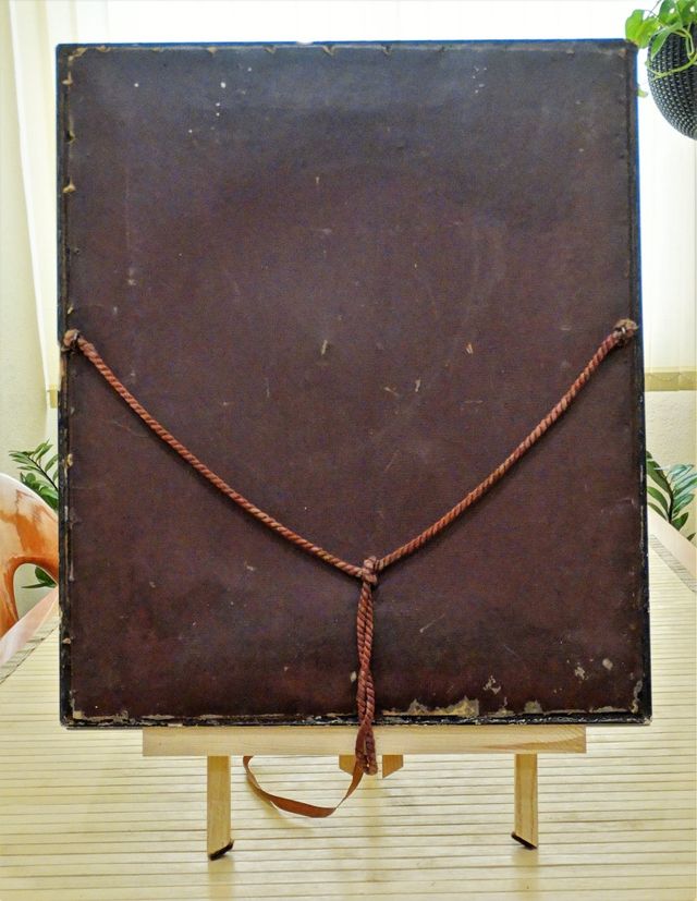 Antiguo cuadro con lámina de metal en relieve