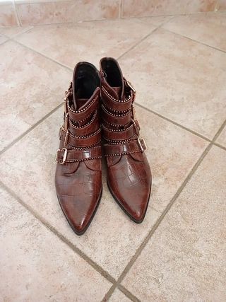 Botines marrones Hebillas y tachuelas de segunda mano por 20 EUR en  Ciutadella de Menorca en WALLAPOP