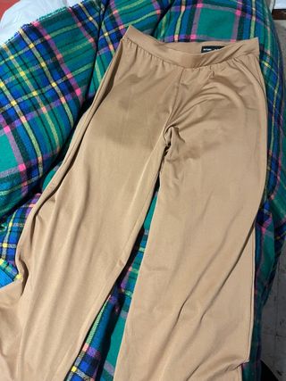 Pantalón largo fino mujer de segunda mano por 6 EUR en Málaga en WALLAPOP