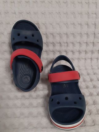 Zapatillas Crocs varias tallas y modelos de segunda mano por 10 EUR en  Alicante en WALLAPOP