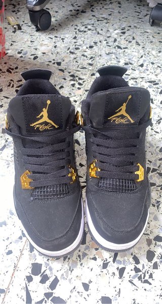 Jordan 4 negras doradas de segunda mano por 100 EUR en Barcelona en WALLAPOP