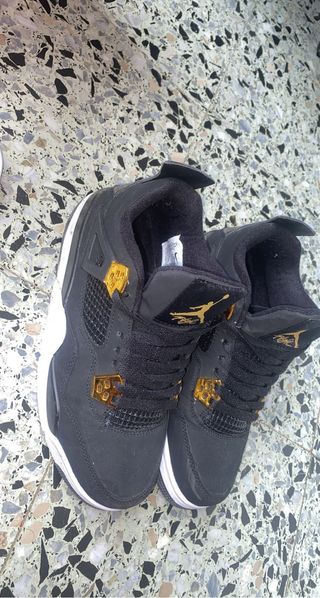 Jordan 4 negras doradas de segunda mano por 100 EUR en Barcelona en WALLAPOP