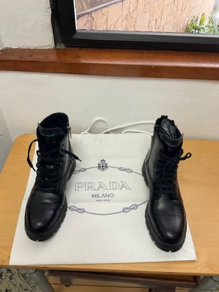 Botas Prada de segunda mano por 150 EUR en Barcelona en WALLAPOP