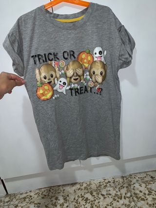 Camiseta emoticonos de segunda mano por 2 EUR en Málaga en WALLAPOP