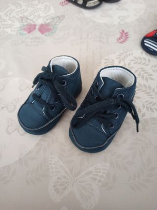 Zapatillas bebe estreno 0-3 meses de segunda mano por 3 EUR en Murcia en  WALLAPOP