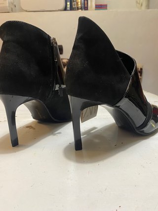 Tacones negros Zara de segunda mano por 19,9 EUR en Santa Eularia Des Riu  en WALLAPOP