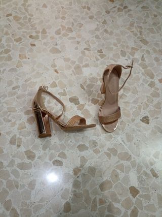 Zapatos tacón fiesta color oro rosa de segunda mano por 17 EUR en Écija en  WALLAPOP