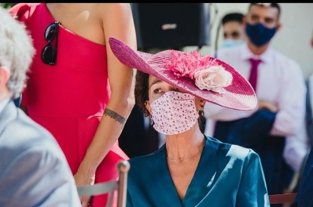 pamela con flores. color buganvilla fucsia