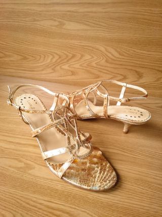 Talla 42- Sandalias fiesta en piel de segunda mano por 25 EUR en Pamplona  en WALLAPOP