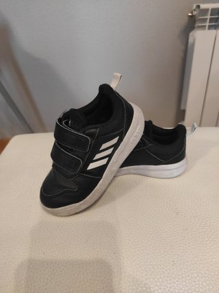 Adidas bebe talla 23 de segunda mano por 8 EUR en Getafe en WALLAPOP