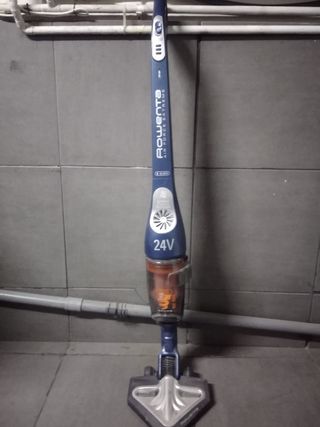 Aspirador escoba Rowenta 24V de segunda mano por 10 EUR en Castellar del  Vallès en WALLAPOP