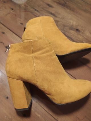 Botines tacón color mostaza. Talla 37 de segunda mano por 10 EUR en  Alicante en WALLAPOP