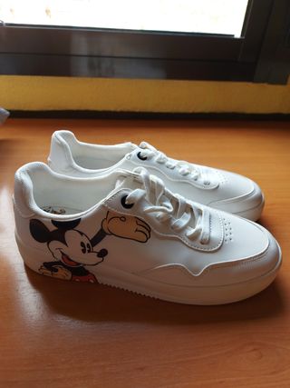 Zapatilla PULL\u0026amp;BEAR Mickey Mouse de segunda mano por 20 EUR en Móstoles  en WALLAPOP