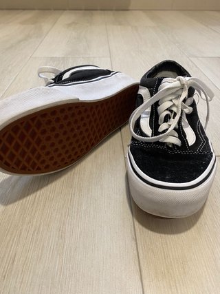 Vans negras plataforma de segunda mano por 40 EUR en Gijón en WALLAPOP
