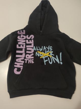 Sudadera graffiti ZARA de segunda mano por 4 EUR en Barcelona en WALLAPOP