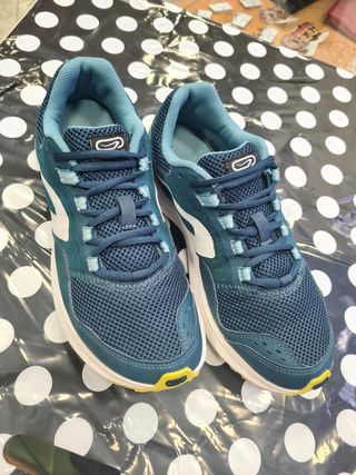 Zapatillas talla 42, Decathlon de segunda mano por 12 EUR en Collado  Villalba en WALLAPOP