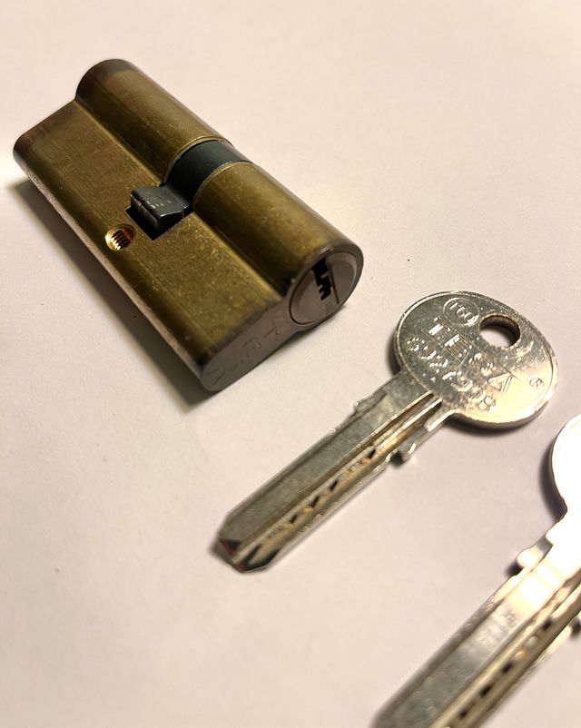 Bombín cerradura puerta llaves