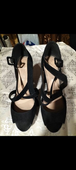 Sandalias antelina número 41 de segunda mano por 5 EUR en El Viso del Alcor  en WALLAPOP