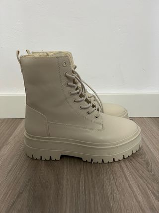 Botas blancas tipo Dr Martens de segunda mano por 30 EUR en Barcelona en  WALLAPOP
