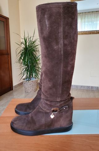 Botas altas marrón con cuña de segunda mano por 35 EUR en Boo de Guarnizo  en WALLAPOP