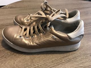 Zapatillas Geox doradas. Talla 37. Mujer de segunda mano por 25 EUR en Las  Rozas de Madrid en WALLAPOP