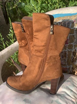 Botas café con tacón de segunda mano por 30 EUR en Santa Gertrudis de  Fruitera en WALLAPOP