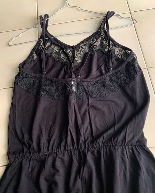 Tuta lunga nera con dettagli in pizzo