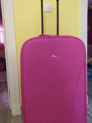 Maletas grandes de viaje (varios modelos) de segunda mano por 25 EUR en  Castilleja de la Cuesta en WALLAPOP
