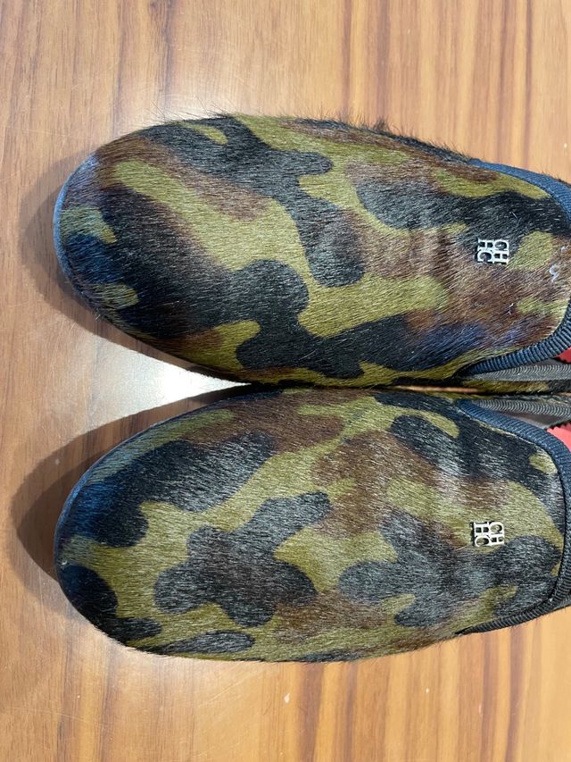 Slippers de CAROLINA HERRERA de pelo de potro