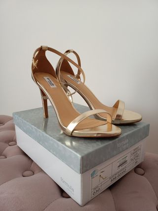 Sandalias doradas Fórmula Joven SIN ESTRENAR de segunda mano por 12 EUR en  Lorca en WALLAPOP