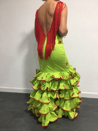Vestido de flamenca espalda descubierta de segunda mano por 45 EUR en  Puerto Real en WALLAPOP