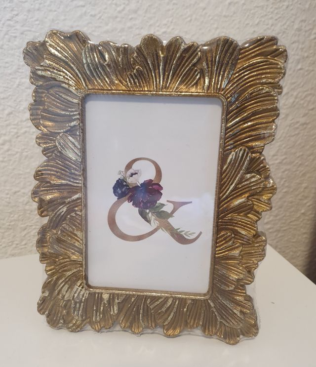 MARCO  DE FOTOS TALLADO DORADO 6.50 €