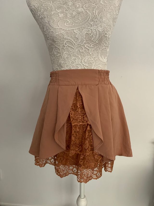 Falda corta encaje