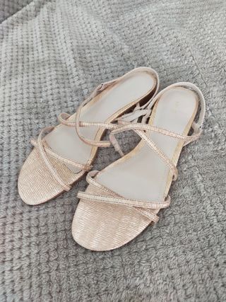 N.37 sandalias tiras doradas Mango de segunda mano por 6 EUR en La Felguera  en WALLAPOP