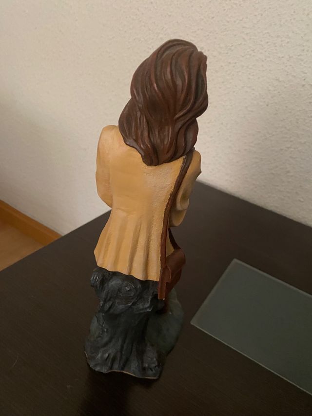 Mujer sentada con libro