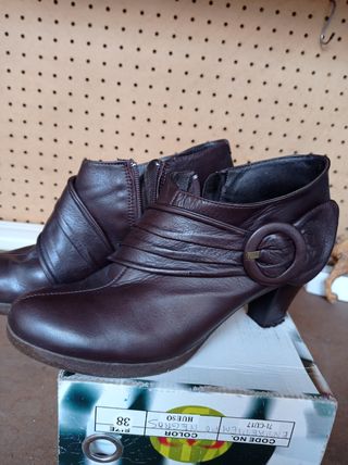 Botines de piel por dentro y por fuera punto Roma de segunda mano por 19  EUR en Sant Boi de Llobregat en WALLAPOP