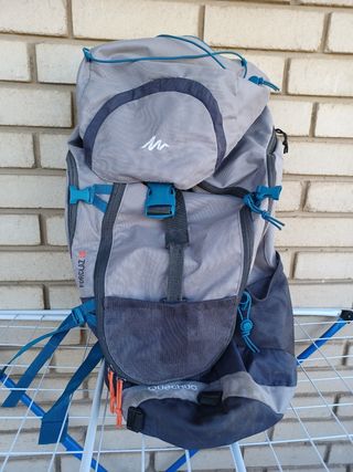 Mochila Quechua 50 litros de segunda mano por 45 EUR en Badajoz en WALLAPOP