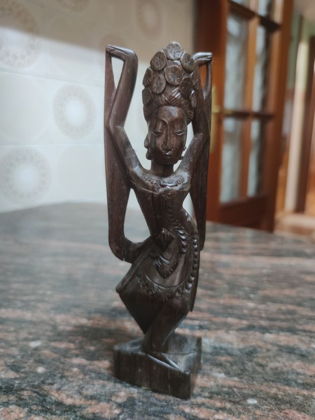 figura indú de madera