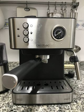Pack Cecotec Cafetera Espresso Cafelizzia 790 White + Molinillo Cecomill -  Promart