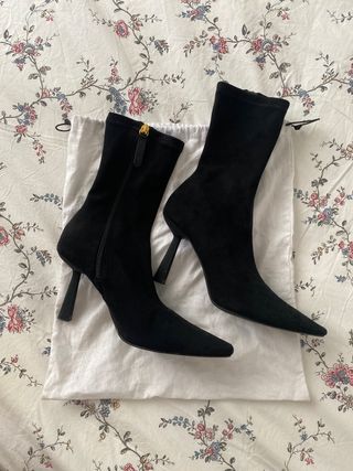 ZARA Botas negras ante tacón fino de segunda mano por 12 EUR en Santa Cruz  de Tenerife en WALLAPOP